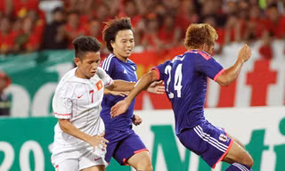 U19 VN (trái) không có nhiều cơ hội trước đối thủ mạnh là U19 Nhật Bản, theo đánh giá của BHL U19 VN. Ảnh: VSI