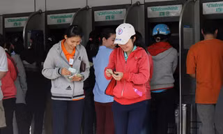 Người tiêu dùng sử dụng thẻ thanh toán để rút tiền mặt chi tiêu vì chưa yên tâm với phương thức thanh toán qua mạng