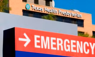 Ảnh chụp bên ngoài bệnh viện ở bang Texas, nơi bệnh nhân Thomas Eric Duncan được điều trị và tử vong. Ảnh: Reuters.
