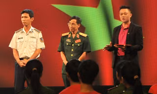 Trung tướng Nguyễn Thanh Tuấn và đại úy Lê Thành Trung chia sẻ tại tọa đàm. Ảnh: Huy Hoàng