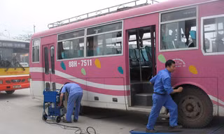 Chính sách sinh ra để tháo gỡ, chứ không phải làm khó người dân (trong ảnh: Cán bộ đăng kiểm đang khám xe)
