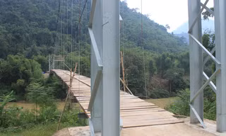Cầu treo xã Trung Xuân, huyện Quan Sơn (Thanh Hóa) đang bị nhiều lỗi kỹ thuật, chưa xây dựng xong, nhưng người dân vẫn qua lại trên cầu. Ảnh: Hoàng Lam