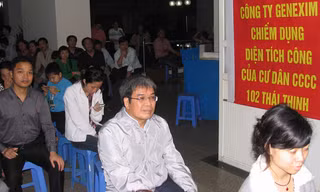 Cả trăm người dân chung cư 102 Thái Thịnh tập trung phản đối chủ đầu tư vi phạm quyền lợi của người dân. Ảnh: Minh Tuấn