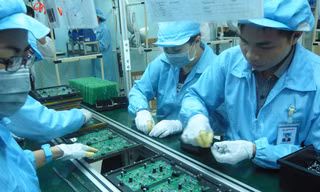 Sản xuất công tơ điện tử thông minh tại Cty Công nghệ Thông tin điện lực miền Trung (thuộc Tổng Cty Điện lực miền Trung). Ảnh: Phong Cầm