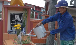 Ông Hai chăm sóc mộ phần anh hùng Nguyễn Văn Trỗi 40 năm qua. Ảnh: T.N.A