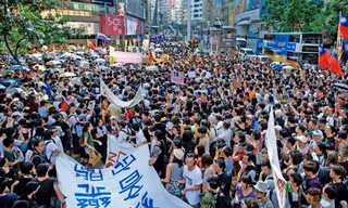 Đám đông biểu tình kiên quyết bám trụ trên đường phố Hong Kong. Ảnh: Independent