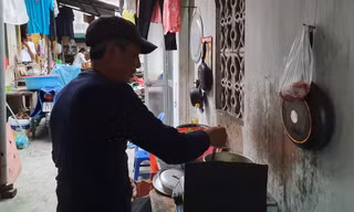 Xóm chạy thận cạnh bệnh viện Bạch Mai được hỗ trợ tiền, cách ly tại chỗ