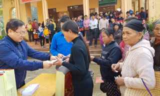 Những món quà tết ý nghĩa đến với người nghèo tỉnh Thanh Hóa