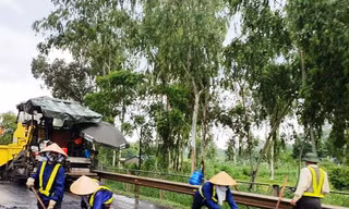 Rải thảm nhựa mặt đường cao tốc Hà Nội - Thái Nguyên giữa trời mưa.