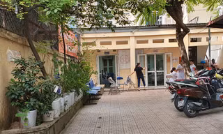Người dân sống quanh nhà máy Rạng Đông cho rằng bác sĩ chỉ thăm khám sơ sài mang tính hình thức còn giới thiệu lên khám tuyến trên chưa biết miễn phí hay không?