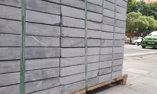 Các viên đá được đưa đi lát vỉa hè ở các tuyến phố tại Hà Nội còn nguyên kiện nhưng đã sứt mẻ, nứt nẻ được xử lý bằng cách... quét vôi, ve để che kín.