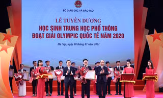 12 học sinh đoạt huy chương Olympic được tặng Huân chương Lao động