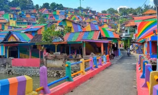 Ngôi làng bảy săc cầu vồng.