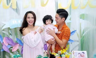 Hải Băng và ông xã- diễn viên Thành Đạt trong sinh nhật con gái đầu. 