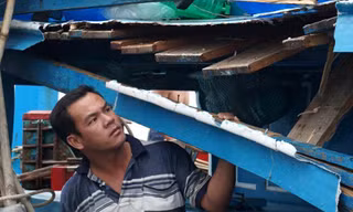 Anh Tống Thành Tiến và nóc ca bin sau của tàu KH 97580 TS đã vỡ tan.
