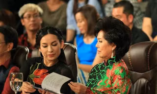 Danh ca Phương Dung và Phi Nhung cùng ngồi ghế nóng trong một chương trình truyền hình thực tế.