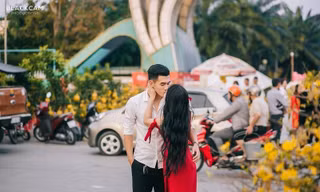 Bạn gái hotgirl và cầu thủ Tiến Linh 'khoá môi' ngọt ngào giữa chợ Tết