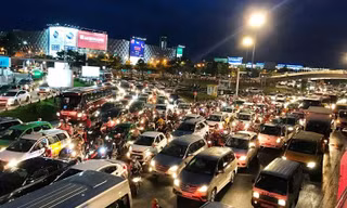 Cửa ngõ Tân Sơn Nhất lại kẹt cứng sau cơn mưa chiều