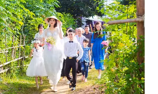 Chú rể Văn Hợp đi đón cô dâu Thu Trang trong ngày cưới 6/10. Ảnh: Đinh Thịnh.