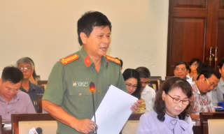 Các đại biểu trình bày tham luận tại buổi tọa đàm. Ảnh Việt Văn