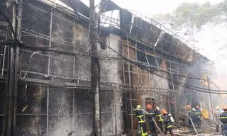 Gara ô tô tại TPHCM bị cháy trưa 30/1.