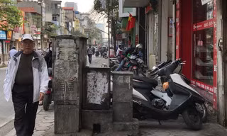 Vỉa hè nguy hiểm, nhếch nhác vì hàng nghìn bốt điện
