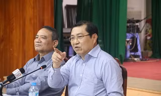 Ông Huỳnh Đức Thơ, chủ tịch UBND TP Đà Nẵng chỉ đạo tại buổi họp khẩn.