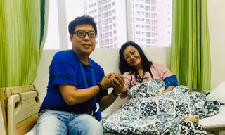 Đạo diễn Thanh Hiệp vào thăm NSND Kim Cương ở bệnh viện. 