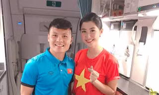 Phạm Ngọc Linh chụp ảnh lưu niệm cùng Quang Hải trên chuyên cơ chở đội tuyển Việt Nam từ Malaysia về nước.