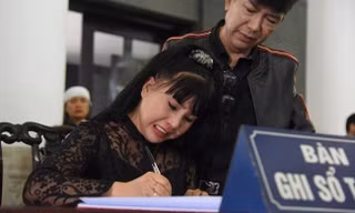 'Em bé Hà Nội' khóc nức nở trong lễ tang NSND Anh Tú
