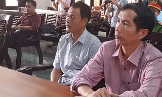 Ngư dân Trần Văn Liên (áo trắng, bên trái) cùng luật sư tại phiên tòa xét xử sơ thẩm. Ảnh H. Văn.