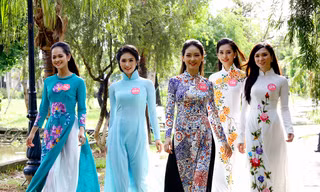 Thí sinh miền Nam xúc động khi lần đầu đến thăm nhà Bác