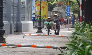 Dãn barie vỉa hè, xe máy lại vô tư 'cướp' đường người đi bộ