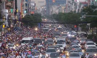 Giao thông kẹt cứng mọi con đường ngày cuối tuần