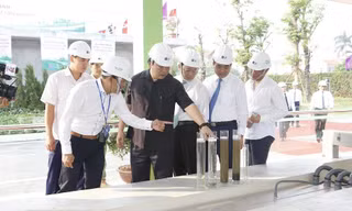 Bí thư Thành ủy Hà Nội Hoàng Trung Hải, Bộ trưởng TNMT Trần Hồng Hà, Chủ tịch UBND TP Hà Nội Nguyễn Đức Chung... kiểm tra quá trình xử lý nước thải.