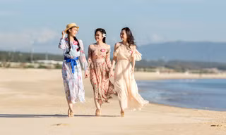 30 thí sinh Hoa hậu Việt Nam đẹp mê mẩn với váy maxi dạo biển