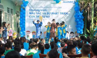 Các em tự tin biểu diễn văn nghệ trên sân khấu.