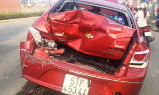 Phần đuôi xế hộp biến dạng.