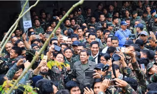 Tổng thống Philippines Duterte tới thăm quân đội ở Marawi tuần trước. Ảnh: AFP