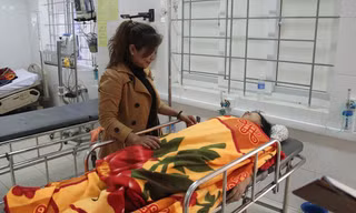 Người nhà chăm sóc nữ sinh Phạm Thị Linh.