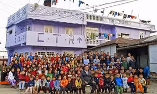 Ông Ziona Chana (sinh năm 1942) sống ở ngôi làng Baktwang ở bang Mizoram (Ấn Độ), có tới 39 người vợ, 94 người con và rất nhiều cháu. Tổng số thành viên trong nhà lên tới gần 200 người.