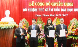 Thứ trưởng Bùi Văn Ga trao quyết định cho các Phó Giám đốc Đại học Huế vừa được bổ nhiệm. 