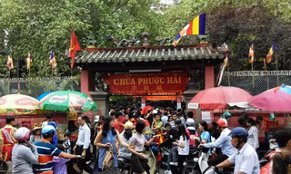 TPHCM: Chen chân đi lễ chùa, bãi giữ xe mọc như nấm