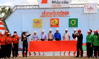 Đại diện chính quyền và nhà tài trợ ấn nút khởi công cầu. 