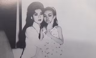Showbiz 8/10: Danh ca Hương Lan chia sẻ ảnh chụp với cố nghệ sĩ Thanh Nga
