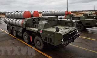 Hệ thống phòng thủ tên lửa S-300 của Nga tại lễ diễu binh của quân đội Iran ở Tehran. (Ảnh: Sputnik/TTXVN)