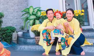 Vợ chồng cựu người mẫu Phan Như Thảo và bé Bồ Câu.