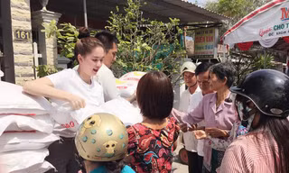 Ngọc Trinh đội nắng phát gạo cho người dân nghèo ở quê nhà Trà Vinh.