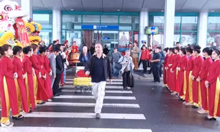 Những du khách đầu tiên đến Huế bằng đường hàng không trong năm mới 2017 được hân hoan chào đón. 