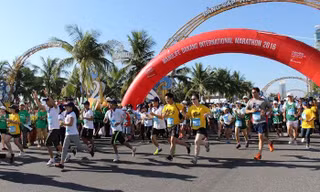 Xuất phát cự ly chạy từ thiện 5km, cự ly này thu hút sự tham gia của hơn 3000 VĐV. Ảnh: Giang Thanh.